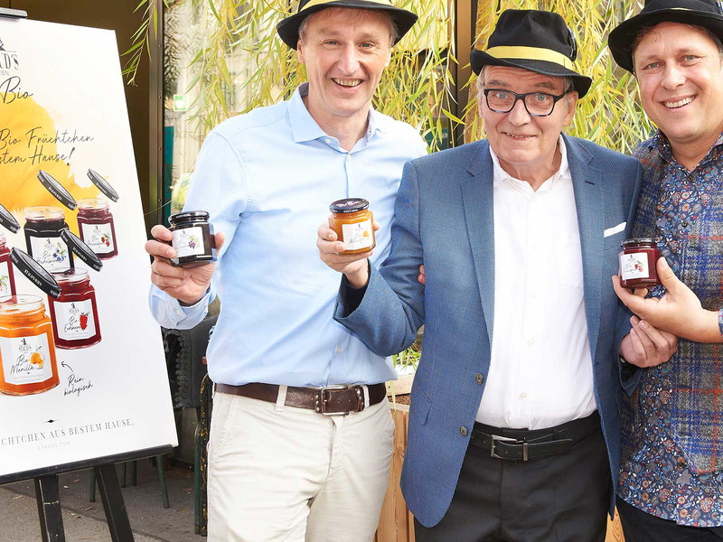 Bei der Präsentation vor dem Staud's Pavillon: Hans Staud (Mitte) mit den beiden Geschäftsführern Jürgen Hagenauer (l.) und Stefan Schauer (r.).