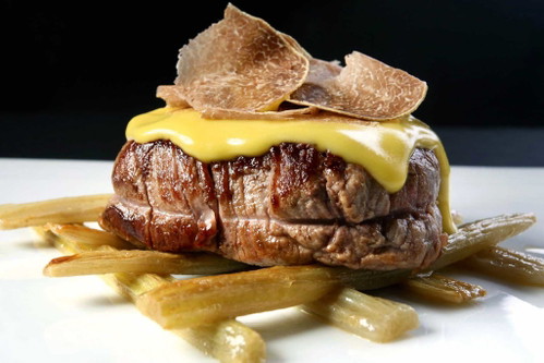 Auch zu einem saftigen Steak mundet fein gehobelte Weiße Trüffel vorzüglich.