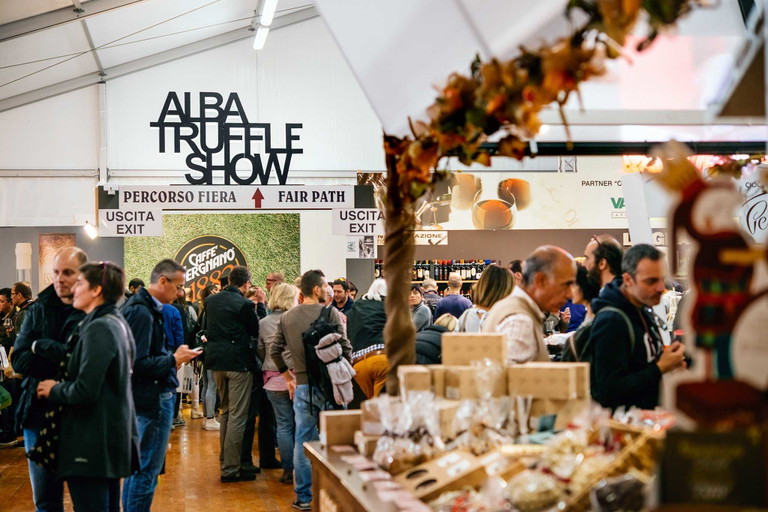 Alba platzt zur Trüffelzeit aus allen Nähten. Besucher können hier auch andere regionale Spezialitäten kaufen: Käse, Haselnussprodukte und natürlich Barolo, Barbaresco und Co.