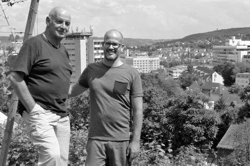 Udo Leins, 77, pflegt die Reben der Mönchhalde, Timo Saier (r.) leitet das städtische Weingut.