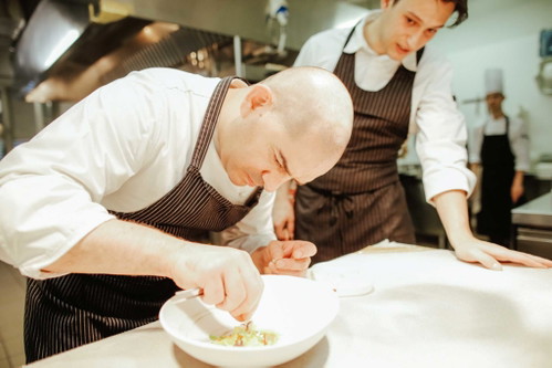Bringt köstliche Fischgerichte in die Langhe: Damiano Nigro in der »Villa d'Amelia«.