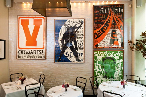Der gebürtige Niederösterreicher Kurt Gutenbrunner hat in NYC ein kleines Food-Imperium aufgebaut, darunter das »Wallsé« im West Village und das »Café Sabarsky« in der »Neuen Galerie«, dem deutsch-österreichischen Museum am Central Park. Er ist bekannt für moderne österreichische Küche. 