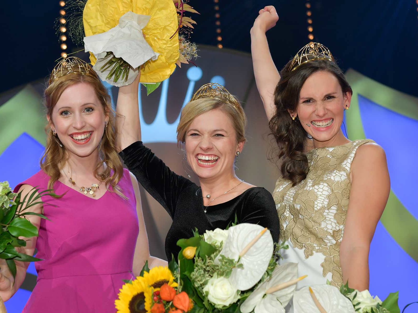 Die Weinmajestäten 2018/19: Königin Carolin Klöckner aus Württemberg mit den Prinzessinnen Klara Zehnder aus Franken (links) und Inga Storck aus der Pfalz (rechts).