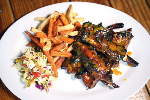 Auch das ist Miami: saftige BBQ-Alligator­-Rippchen im »Spillover«.