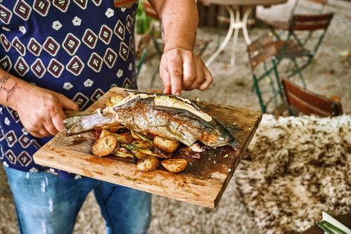 Wir genießen frischen Fisch vom Grill.