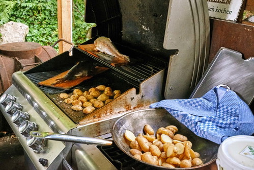 Im Sommer wird der Grill angeworfen.