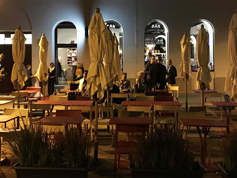 Außenansicht der charmanten Bar mit Gastgarten