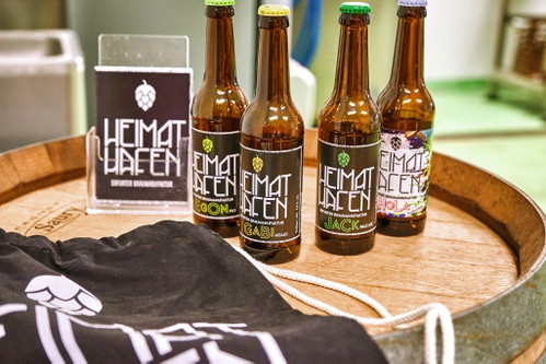 Wir trinken ein kaltes Bier in der Brauerei Heimathafen.