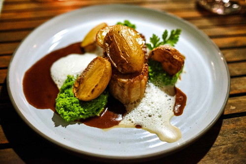 Rücken vom Schwein mit Erbsen-Minzpüree