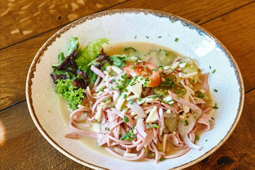 Zu Mittag bereitet Mama Tress schwäbischen Wurstsalat zu