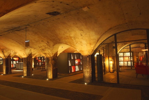 In der Zigarrenlounge (rechts im Bild) kann zu dem Lieblingswein die passende Zigarre genossen werden.
