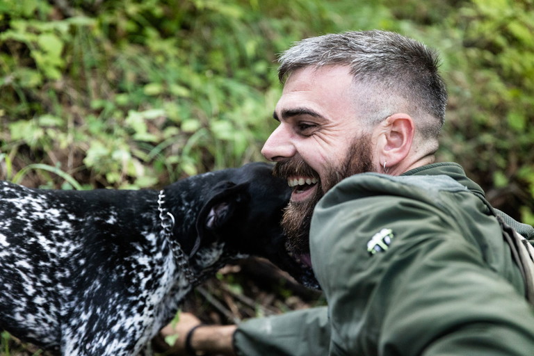 Bei der Trüffelsuche setzt man auf die Spürnase von speziell ausgebildeten Hunden.