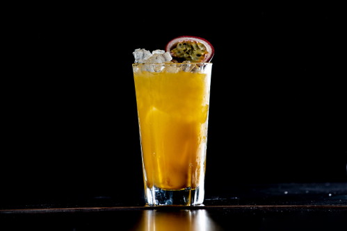 Highballini »Calimero« (Absolut Vodka, Zitrone, Zucker, Passionsfrucht, Sechuan Pfeffer, Prosecco Villa Sandi)