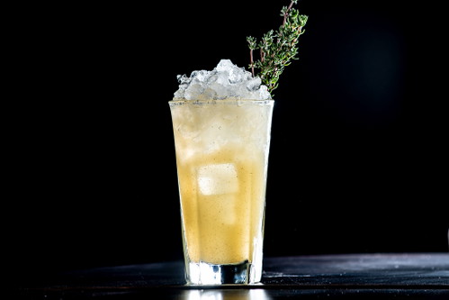 Highballini »Amore Mio« (Havana 3y Rum, Zitrone, Zucker, Birne, THymian, Prosecco Villa Sandi)