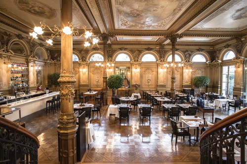 Das hübsche Flaggschiff der Interlakener Hotellerie, das »Victoria-Jungfrau Grand Hotel &amp; Spa«, zählt zu den bedeutendsten Hotels der Schweiz. Die Geschichte reicht bis ins Jahr 1869 zurück.