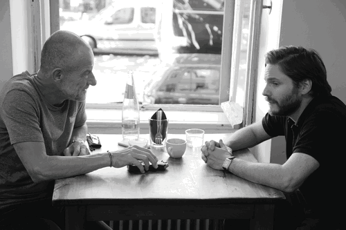 Alexander Linz und Daniel Brühl im angeregten Gespräch in der Tapasbar «Raval» in Berlin.