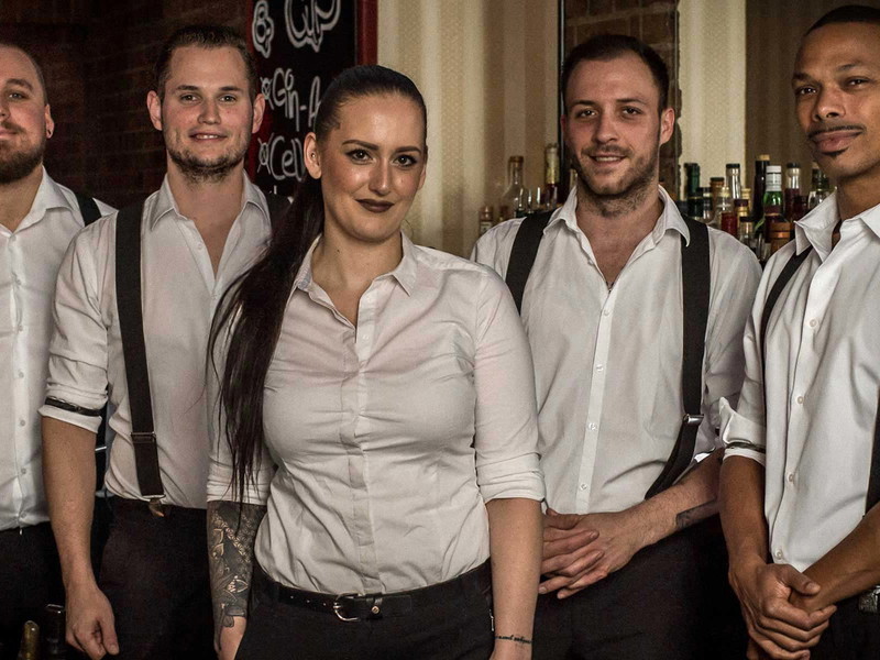 Florian Krus, Dominik Mohr, Marina Hofacker, Dominik Scheu und Dominique Simon – das Barteam des Jahres.
