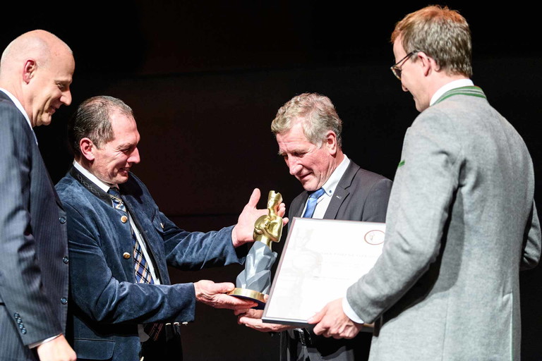 Michael Blass (AMA), LK-Präsident Josef Moosbrugger und LR Christian Gantner überreichen Erich Schwärzler den Ehren-Käsekaiser.