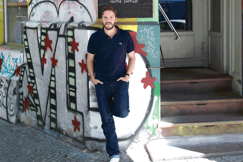 Daniel Brühl vor seiner Tapas-Bar «Raval».