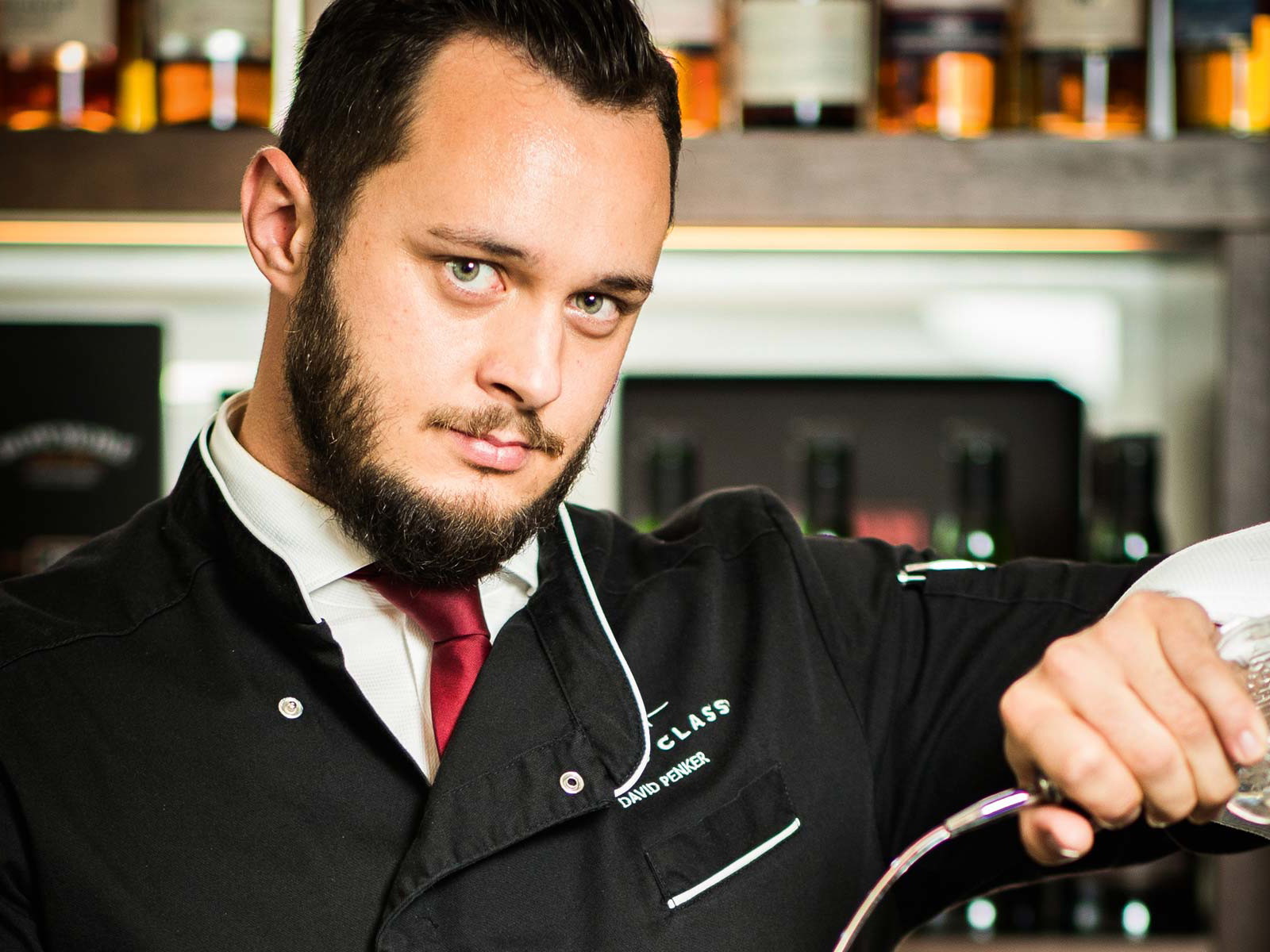 Chefkeeper David Penker aus der »26°EAST Bar« des »Palais Hansen Kempinski Wien« kreiert einen Twist des Ur-Cosmopolitan.