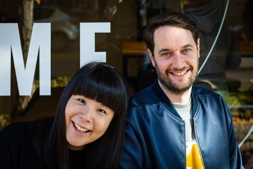 Emi Fukahori mit Mathieu Theis vor ihrem Café «Mame».