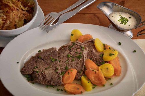Gekochter Tafelspitz mit Rösterdäpfeln, Bouillongemüse und Schnittlauchsauce.
