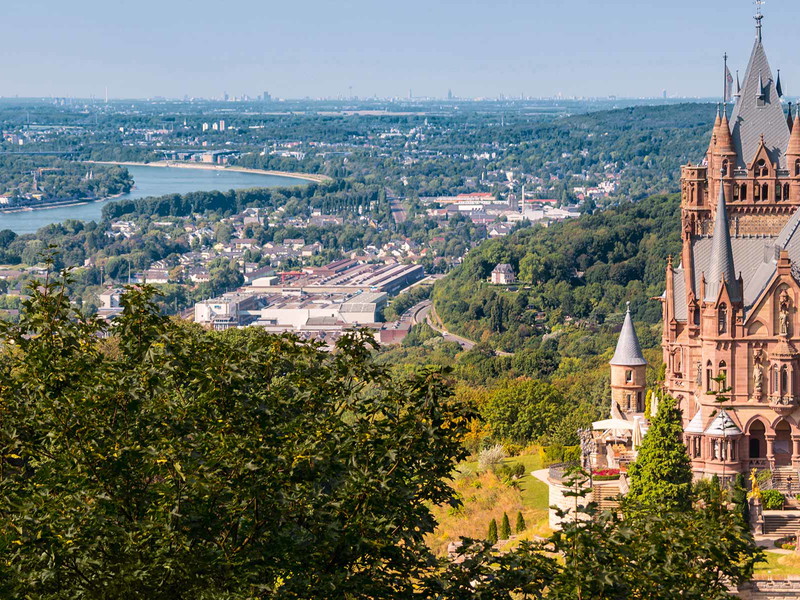Am südlichen Rand von Nordrhein-Westfalen liegt Schloss Drachenburg – ein Touristenmagnet, von dem aus man einen guten Blick auf die Region hat.
