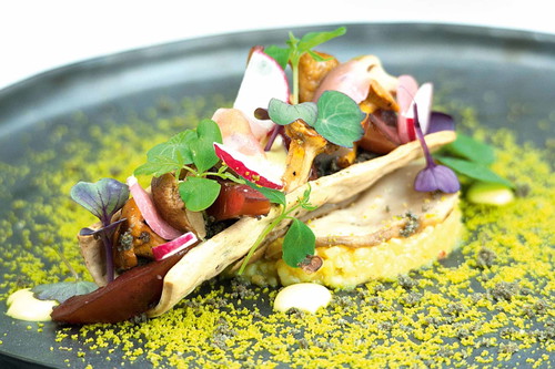 Carpaccio vom Steinpilz mit Bulgur, Leinölymayonnaise und Essigzwetschgen, serviert im Restaurant »Zur Post« der Brüder Wilbrand.