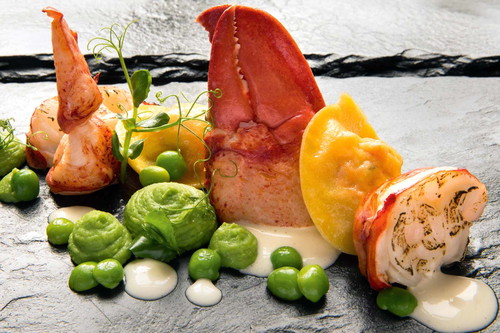 Halber Hummer mit Ravioli, Erbse, Gurke und Kardamom-Milch im »Laurushaus«.