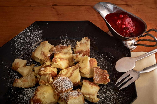 Kipferlschmarren mit Beerenragout.
