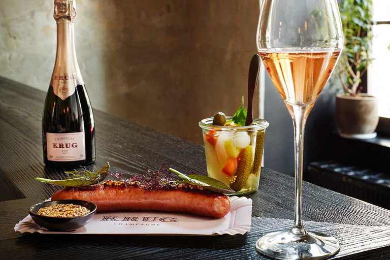 Rough Luxury: Krug &amp; Käsekrainer