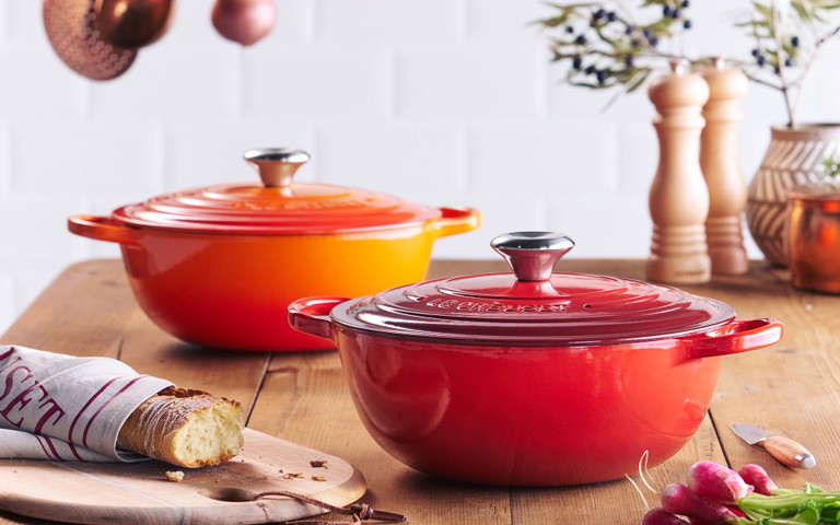 Die roten Gusseisentöpfe von Le Creuset sind Kult.