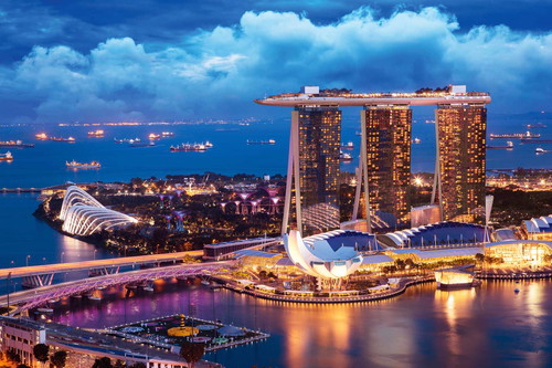 Im »Adrift by David Myers« im spektakulären Hotel »Marina Bay Sands« wird Wagyu-Beef vom Grill serviert, im »Chinoiserie« moderne Asiaküche.