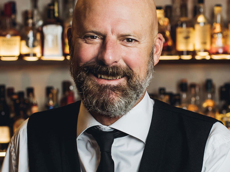 Innerhalb von nur ein paar Jahren ist Markus Blattners «watering hole» mit 1'600 Spirituosen in den Schweizer Barhimmel aufgestiegen. 