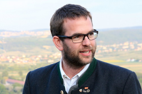 «Wein reifen zu lassen, ist unverzichtbar: Die Wahre Qualität eines Weins kennt man ohnehin erst nach einigen Jahren.» (Nikolaus Saahs, Nikolaihof in Mautern)