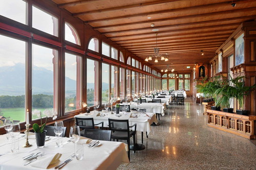 Damals wie heute versprüht das ­Jugendstil-Hotel »Paxmontana« über dem Sarnersee luxuriösen Charme. Egal ob im einzigartigen Laubengang vor dem Hotel, dem Res­taurant »Veranda« oder auf dem Teller, dem Auge wird immer etwas geboten.