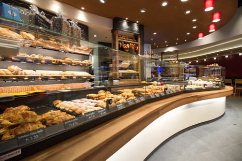 Ofenfrische Brote gibts beim Pfisternbeck rund um die Uhr – sowie Bäcker-Tapas und kleine Patisserie-Köstlichkeiten. 