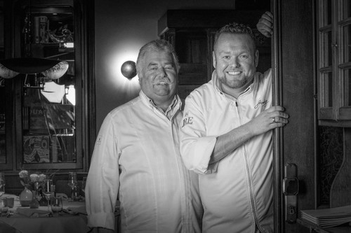Sascha Stemberg (r.) hat die Küche von Vater Walter weiterentwickelt.