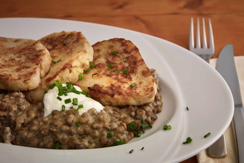 Senflinsen mit Serviettenknödel.