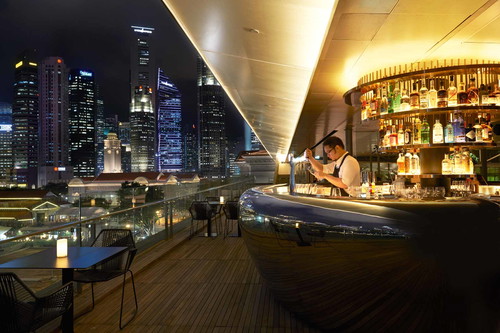 Die Bar »Smoke And Mirrors« befindet sich auf der Dachterrasse der National Gallery mit Blick auf die Marina Bay. Noch spektakulärer ist der Blick vom »LeVel 33«.