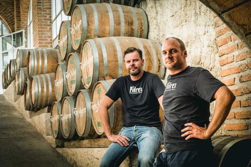 Hans Peter Eder und Kim Albarrán produzieren den einzigen »Austro-Tequila«: den »Padre Azul« mit den markanten Totenkopf-Stopfen.