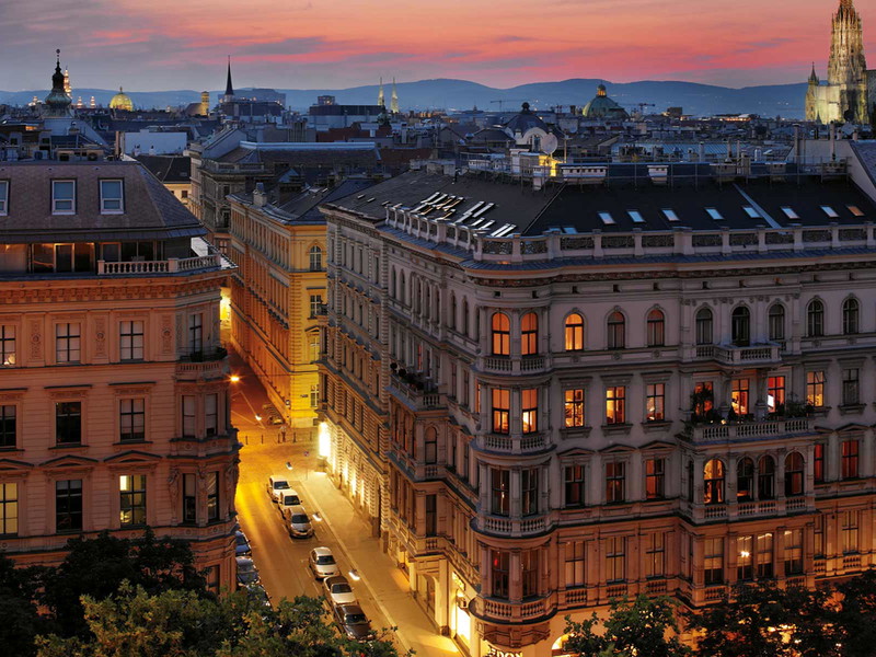 Das «The Ritz-Carlton, Vienna» und die nächtliche Skyline der Donaumetropole.
