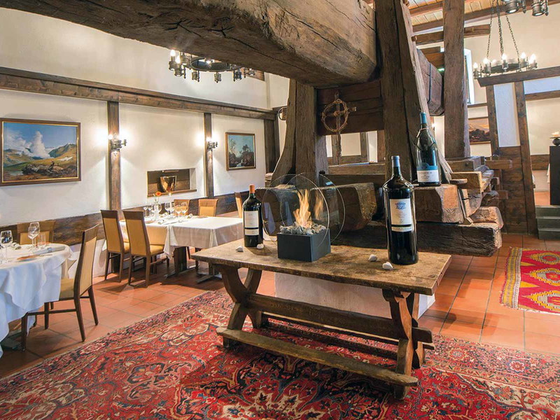 Mitten im «Restaurant Torkel»: der alte Pressbaum aus dem Besitz der Liechtensteins.