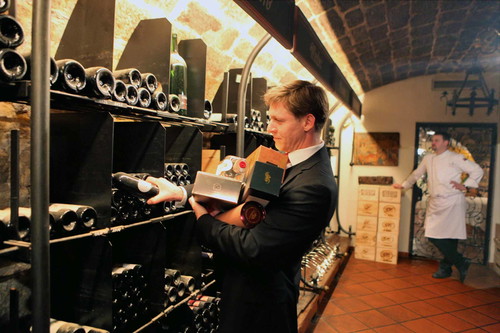 Im Restaurant »Schwarzer Hahn« wirkt Sommelier Andreas Weber.
