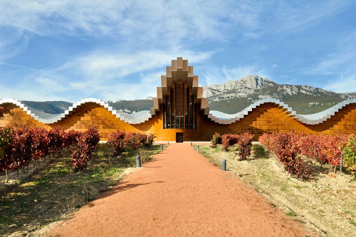 Eine der architektonischen Ikonen der Region Alavesa: das imposante Kellereigebäude der Bodegas Ysios in Laguardia.