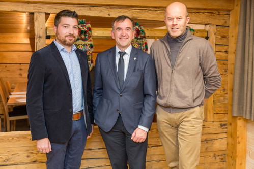 Zufrieden über den wichtigen Meilenstein: Franz Fässler, der Präsident der Sortenorganisation (Mitte) mit Christian Wasem von der ProCert AG (links) und Urs Bolliger (rechts), Geschäftsführer der Sortenorganisation.