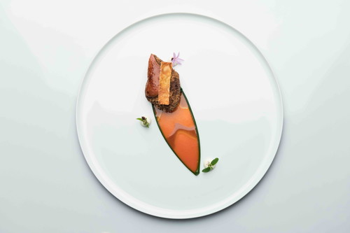Gewürz-Taubenbrust mit Blattspinat, Tomaten mit einer Bacon-Emulsion und Crème fraîche.