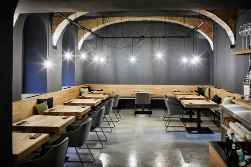 ændFabian Günzel (vormals »Das Loft«, »Silvio Nickol«) bereichert die Wiener Gastronomie mit seinem ersten eigenen Restaurant. Geboten werden geradlinige Küche ohne Schnörkel und spannende Weine. Mollardgasse 76, 1060 WienDas »ænd« in der Falstaff Datenbank