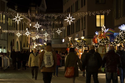 Christkindlimarkt ChurUm die 160 Martkstände laden in der festlich beleuchteten Altstadt von Chur dazu ein regionale sowie handgefertigte Weihnachtsgeschenke zu einzudecken. 