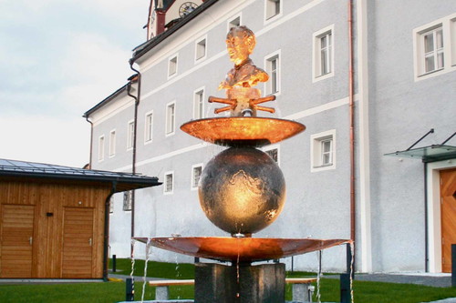 In Mariapfarr begegnet der Besucher dem berühmten Dichter Joseph Mohr auf Schritt und Tritt.